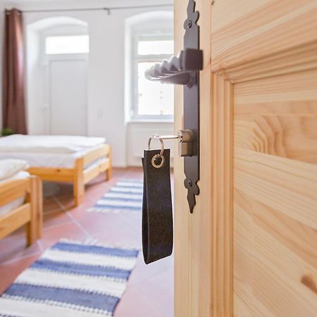 Doppelzimmer III Gaestezimmer In Unterkunft Mit Gemeinschaftsbad Und Gemeinschaftskueche Chemnitz Luaran gambar