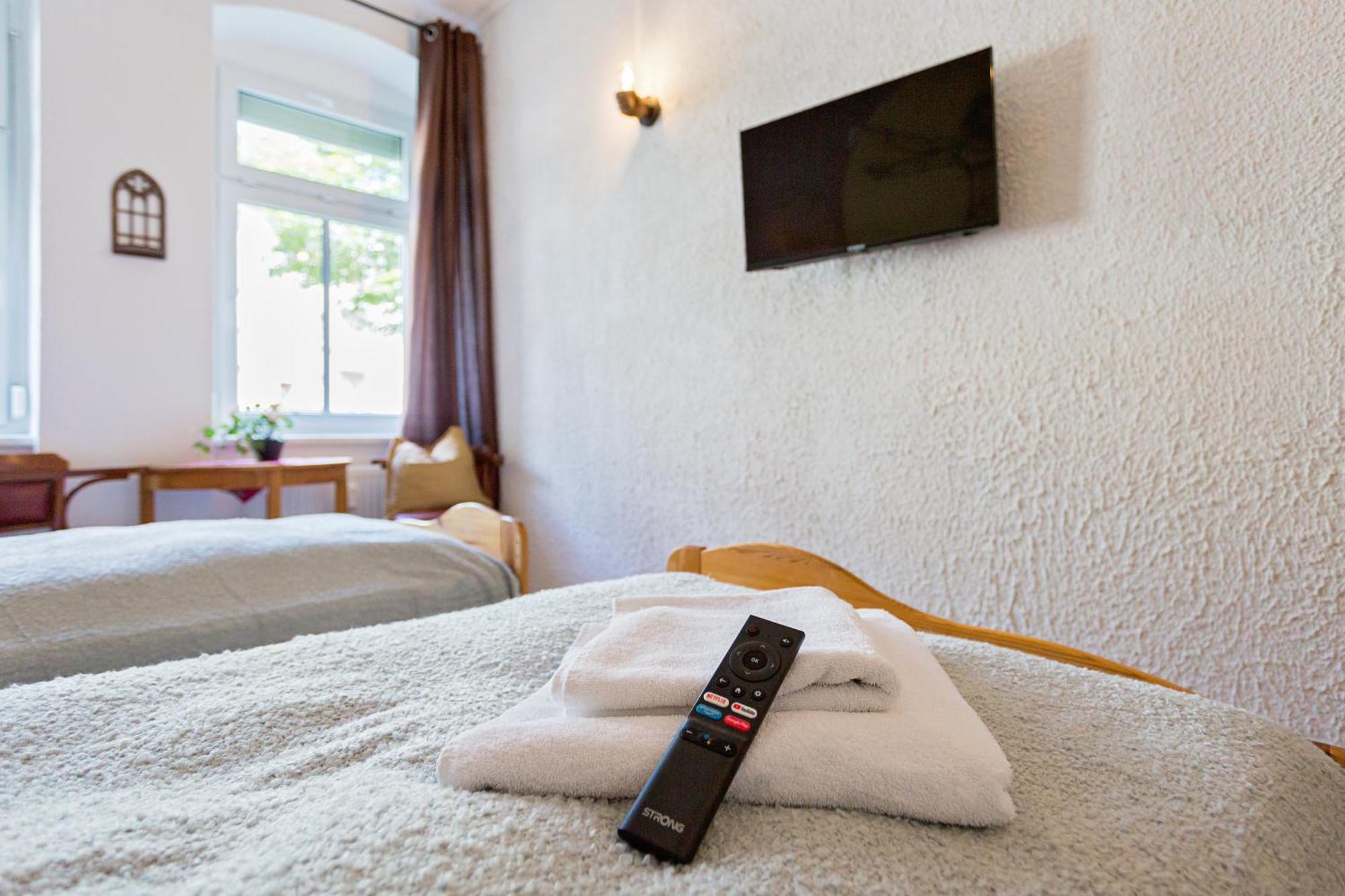 Doppelzimmer III Gaestezimmer In Unterkunft Mit Gemeinschaftsbad Und Gemeinschaftskueche Chemnitz Luaran gambar